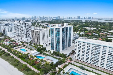Condo in Miami Beach, Florida, 1 bedroom  № 2009578 - photo 17