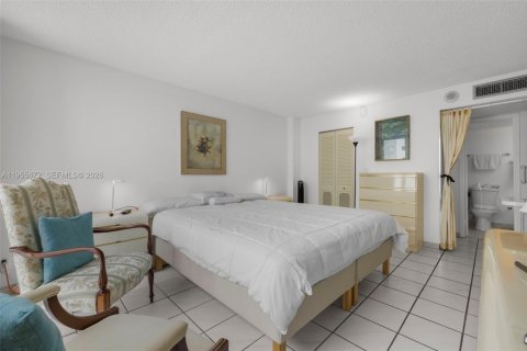 Condo in Miami Beach, Florida, 1 bedroom  № 2009578 - photo 12