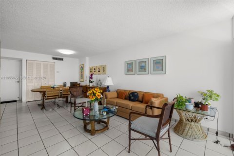 Condo in Miami Beach, Florida, 1 bedroom  № 2009578 - photo 9