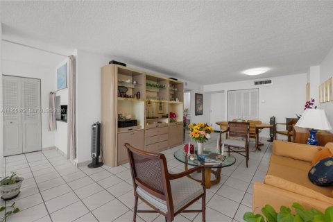 Condo in Miami Beach, Florida, 1 bedroom  № 2009578 - photo 8