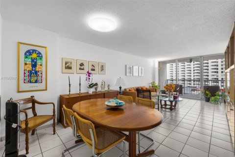 Condo in Miami Beach, Florida, 1 bedroom  № 2009578 - photo 3