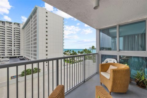 Condo in Miami Beach, Florida, 1 bedroom  № 2009578 - photo 15