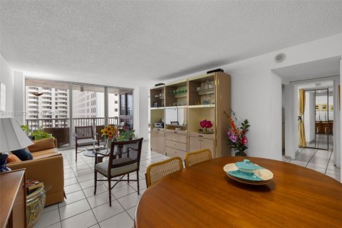 Condo in Miami Beach, Florida, 1 bedroom  № 2009578 - photo 4