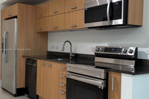Condo in Miami, Florida, 2 bedrooms  № 2153483 - photo 2