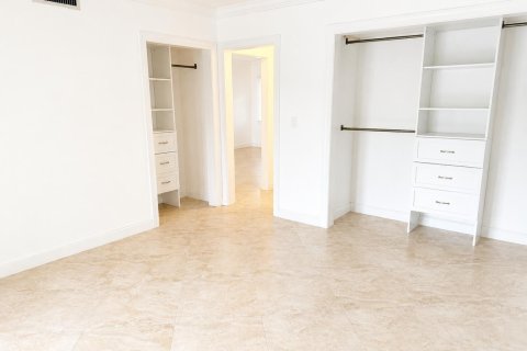 Condo in Lighthouse Point, Florida, 2 bedrooms № 2245353 - photo 11