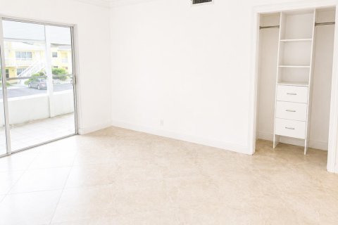 Condo in Lighthouse Point, Florida, 2 bedrooms № 2245353 - photo 13
