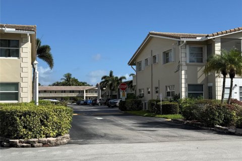Condo in Lighthouse Point, Florida, 2 bedrooms № 2245353 - photo 17