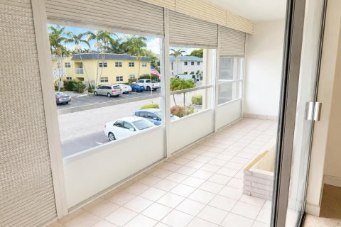 Condo in Lighthouse Point, Florida, 2 bedrooms № 2245353 - photo 14