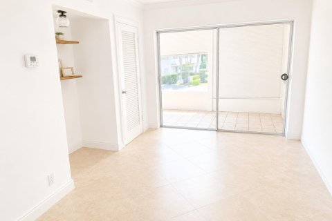 Condo in Lighthouse Point, Florida, 2 bedrooms № 2245353 - photo 7