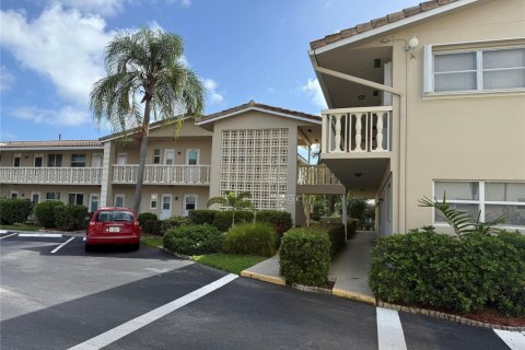 Condo in Lighthouse Point, Florida, 2 bedrooms № 2245353 - photo 16