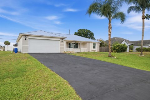 House in Port St. Lucie, Florida 3 bedrooms, 159.23 sq.m. № 2249278