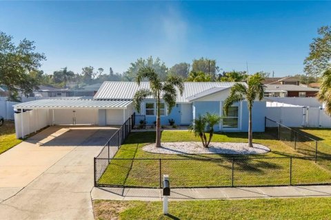 House in Apollo Beach, Florida 3 bedrooms, 103.86 sq.m. № 2150513