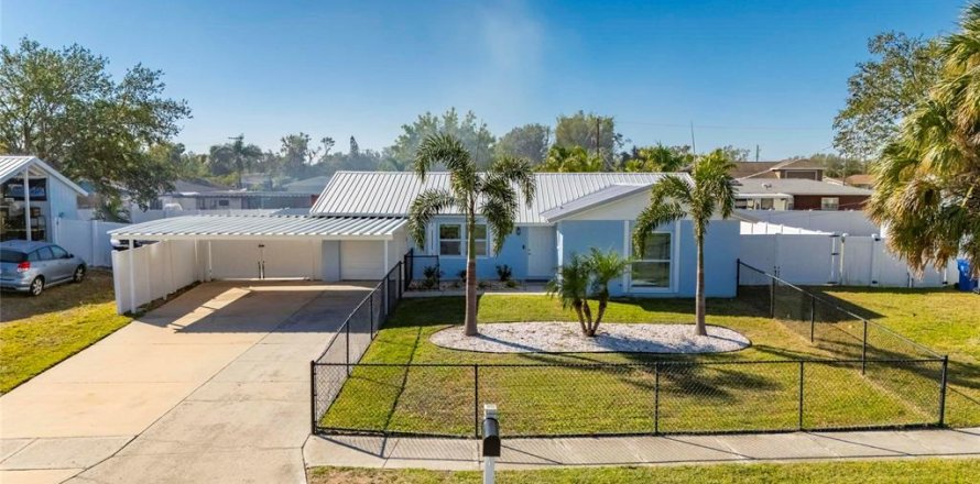 House in Apollo Beach, Florida 3 bedrooms, 103.86 sq.m. № 2150513