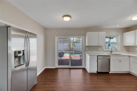 House in Apollo Beach, Florida 3 bedrooms, 103.86 sq.m. № 2150513 - photo 17