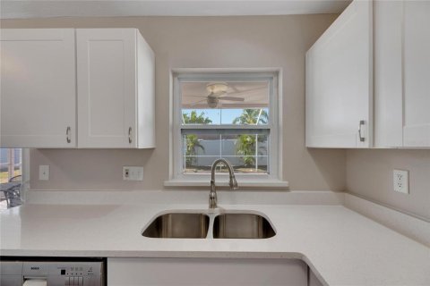 House in Apollo Beach, Florida 3 bedrooms, 103.86 sq.m. № 2150513 - photo 19