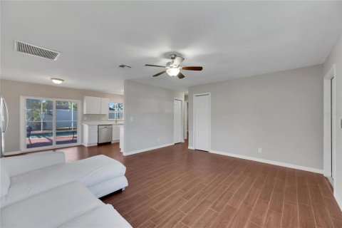 House in Apollo Beach, Florida 3 bedrooms, 103.86 sq.m. № 2150513 - photo 9