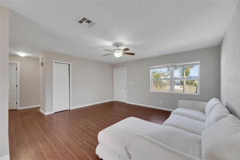 House in Apollo Beach, Florida 3 bedrooms, 103.86 sq.m. № 2150513 - photo 10