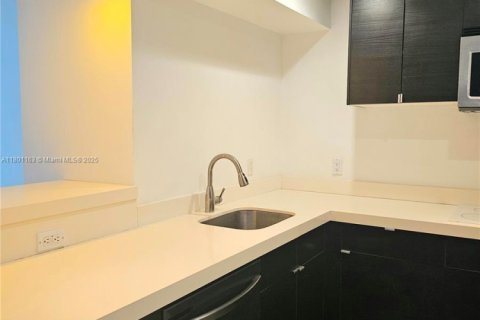 Condo in Miami Beach, Florida, 1 bedroom  № 1683387 - photo 2