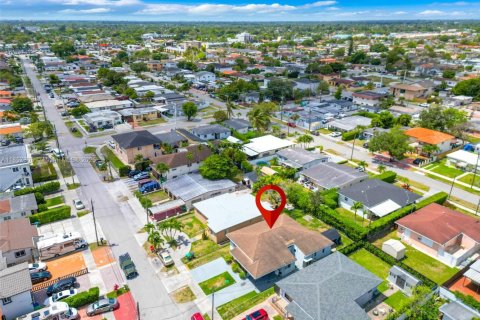 House in Miami, Florida 4 bedrooms, 135.27 sq.m. № 1881482 - photo 28