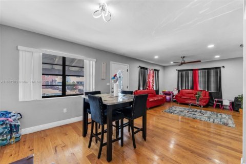 House in Miami, Florida 4 bedrooms, 135.27 sq.m. № 1881482 - photo 6