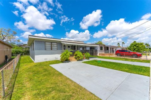 House in Miami, Florida 4 bedrooms, 135.27 sq.m. № 1881482 - photo 1