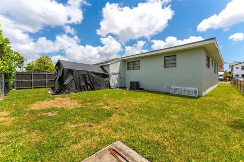 House in Miami, Florida 4 bedrooms, 135.27 sq.m. № 1881482 - photo 25