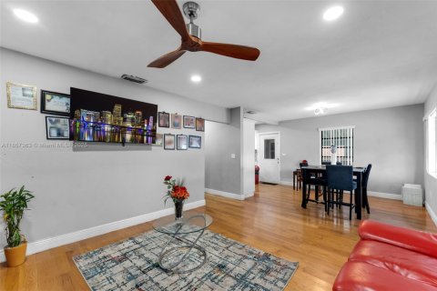 House in Miami, Florida 4 bedrooms, 135.27 sq.m. № 1881482 - photo 5