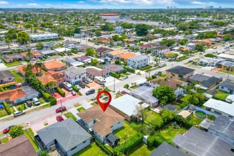 House in Miami, Florida 4 bedrooms, 135.27 sq.m. № 1881482 - photo 30