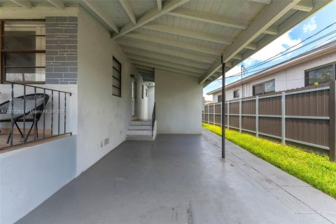 House in Miami, Florida 4 bedrooms, 135.27 sq.m. № 1881482 - photo 22