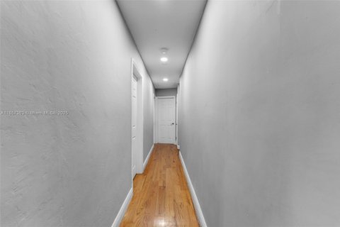 House in Miami, Florida 4 bedrooms, 135.27 sq.m. № 1881482 - photo 9