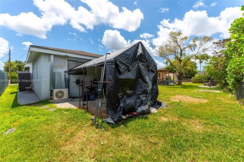 House in Miami, Florida 4 bedrooms, 135.27 sq.m. № 1881482 - photo 24