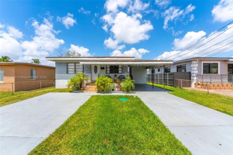 House in Miami, Florida 4 bedrooms, 135.27 sq.m. № 1881482 - photo 2