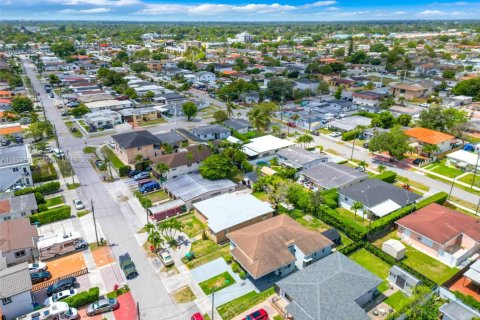 House in Miami, Florida 4 bedrooms, 135.27 sq.m. № 1881482 - photo 29