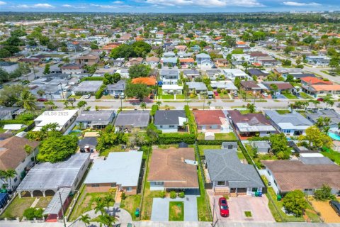 House in Miami, Florida 4 bedrooms, 135.27 sq.m. № 1881482 - photo 27