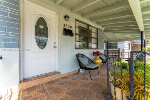 House in Miami, Florida 4 bedrooms, 135.27 sq.m. № 1881482 - photo 4