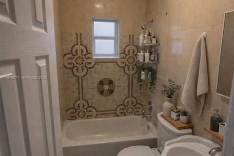 House in Miami, Florida 4 bedrooms, 152.17 sq.m. № 2043068 - photo 14