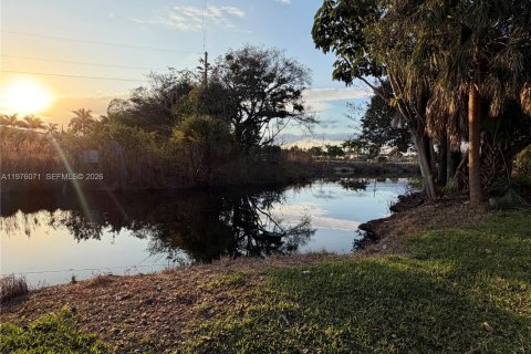 House in Miami, Florida 4 bedrooms, 152.17 sq.m. № 2043068 - photo 21