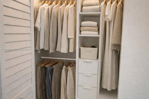 House in Miami, Florida 4 bedrooms, 152.17 sq.m. № 2043068 - photo 17