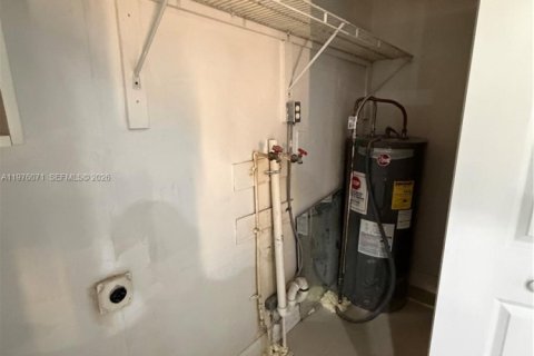 House in Miami, Florida 4 bedrooms, 152.17 sq.m. № 2043068 - photo 19