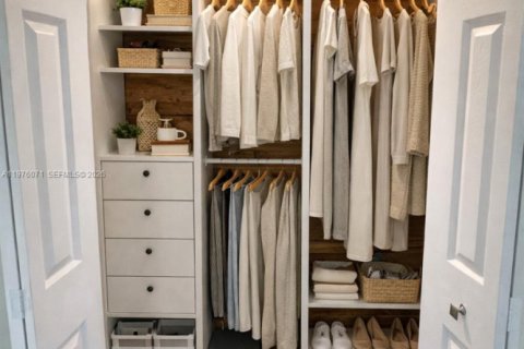 House in Miami, Florida 4 bedrooms, 152.17 sq.m. № 2043068 - photo 16