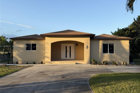 House in Miami, Florida 4 bedrooms, 152.17 sq.m. № 2043068
