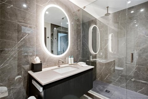 Condo in Miami, Florida  № 2390079 - photo 18