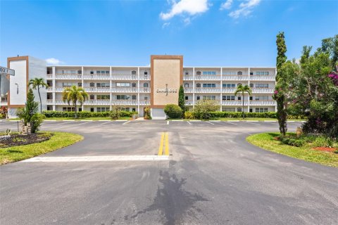Condo in Deerfield Beach, Florida, 1 bedroom  № 2076139 - photo 12