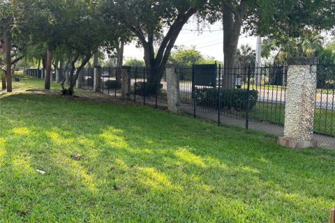 Снять в аренду кондоминиум в Форт-Лодердейл, Флорида 2 спальни, 100.8м2, № 1186551 - фото 1