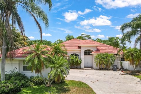 Снять в аренду виллу или дом в Уэст-Палм-Бич, Флорида 3 спальни, 272.67м2, № 2058630 - фото 2