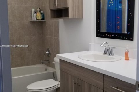 Touwnhouse à louer à Pembroke Pines, Floride: 3 chambres, 162.49 m2 № 2029643 - photo 9