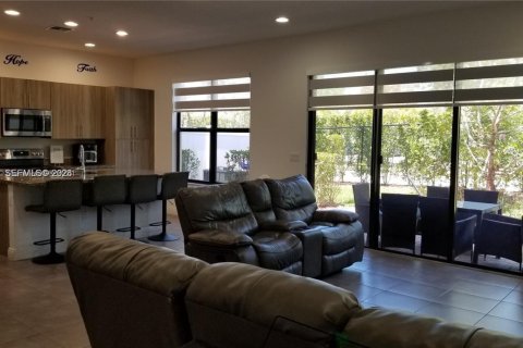 Touwnhouse à louer à Pembroke Pines, Floride: 3 chambres, 162.49 m2 № 2029643 - photo 3