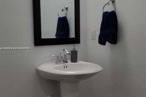 Touwnhouse à louer à Pembroke Pines, Floride: 3 chambres, 162.49 m2 № 2029643 - photo 6