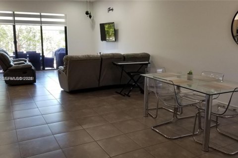 Touwnhouse à louer à Pembroke Pines, Floride: 3 chambres, 162.49 m2 № 2029643 - photo 5