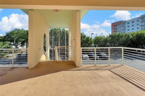 Apartment in Dania Beach, Florida 3 rooms, 51.1 sq.m. № 2250815 - photo 8